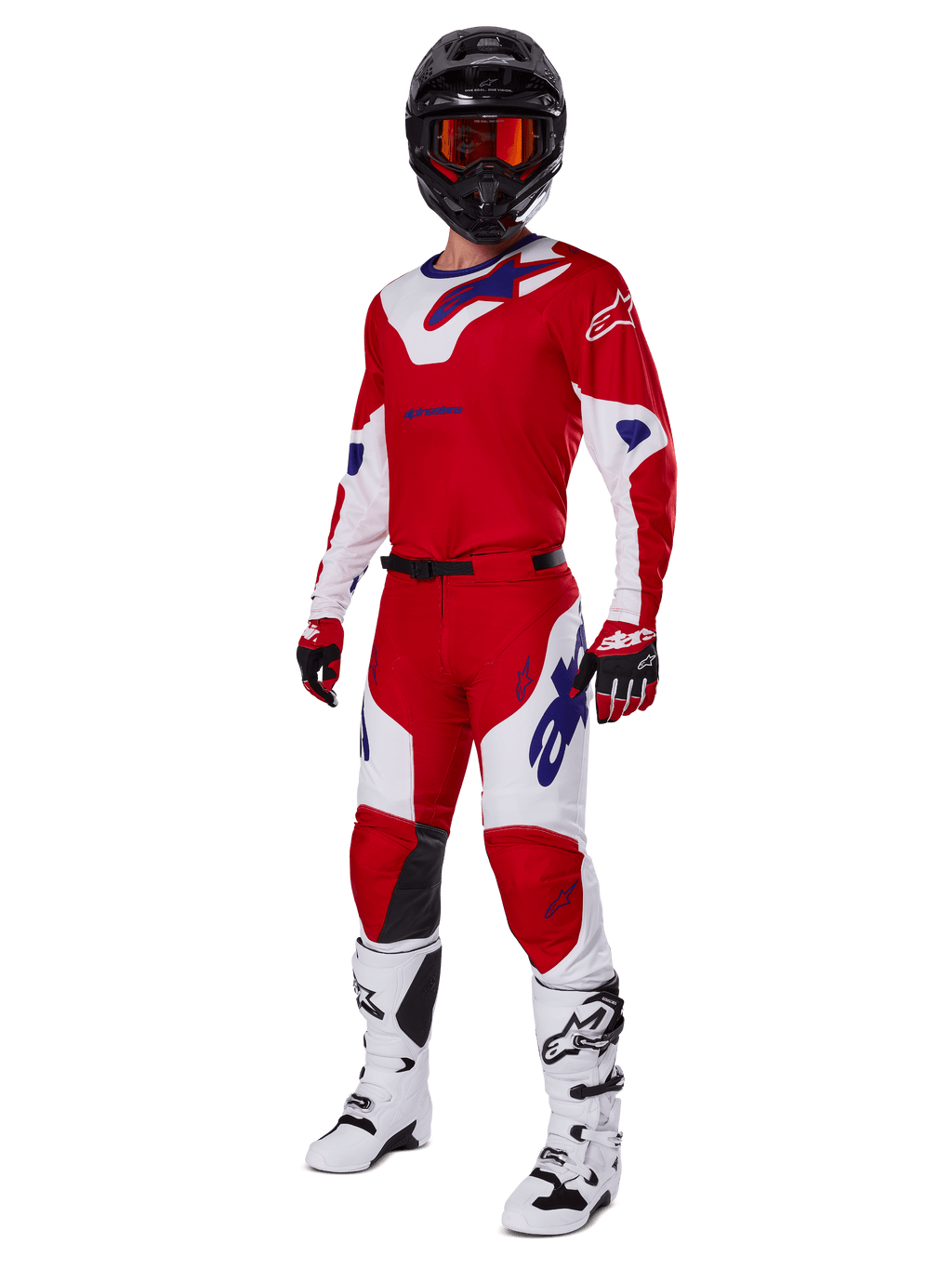 Conjunto de equipamento Alpinestars 2025 Racer Veil Gear Set, fato de competição para motocross, vermelho brilhante e branco com detalhes de logótipo azuis, usado com capacete preto, luvas vermelhas e botas brancas, conjunto protetor completo para performance todo-o-terreno