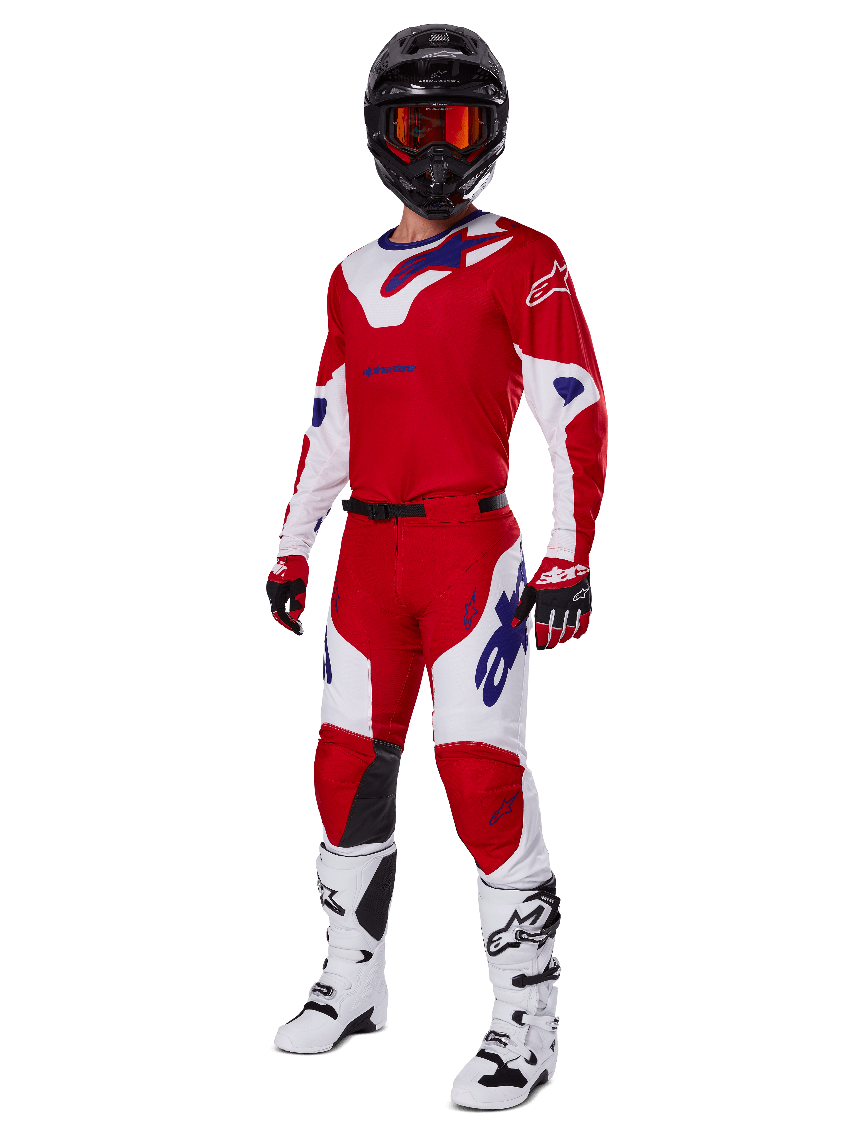Conjunto de equipamento Alpinestars 2025 Racer Veil Gear Set, fato de competição para motocross, vermelho brilhante e branco com detalhes de logótipo azuis, usado com capacete preto, luvas vermelhas e botas brancas, conjunto protetor completo para performance todo-o-terreno