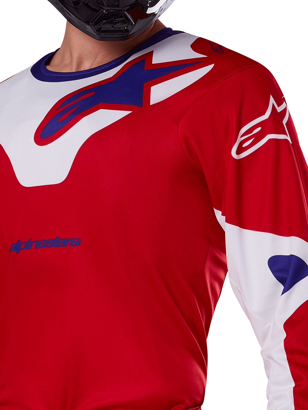 Alpinestars 2025 Racer Veil Jersey, camisola de motocross, vermelho brilhante e branco, vista em grande plano da parte superior do tronco e peito, logótipo Alpinestars azul num painel branco na gola, mangas vermelhas com detalhes brancos, usada com um capacete preto, equipamento técnico de condução off-road