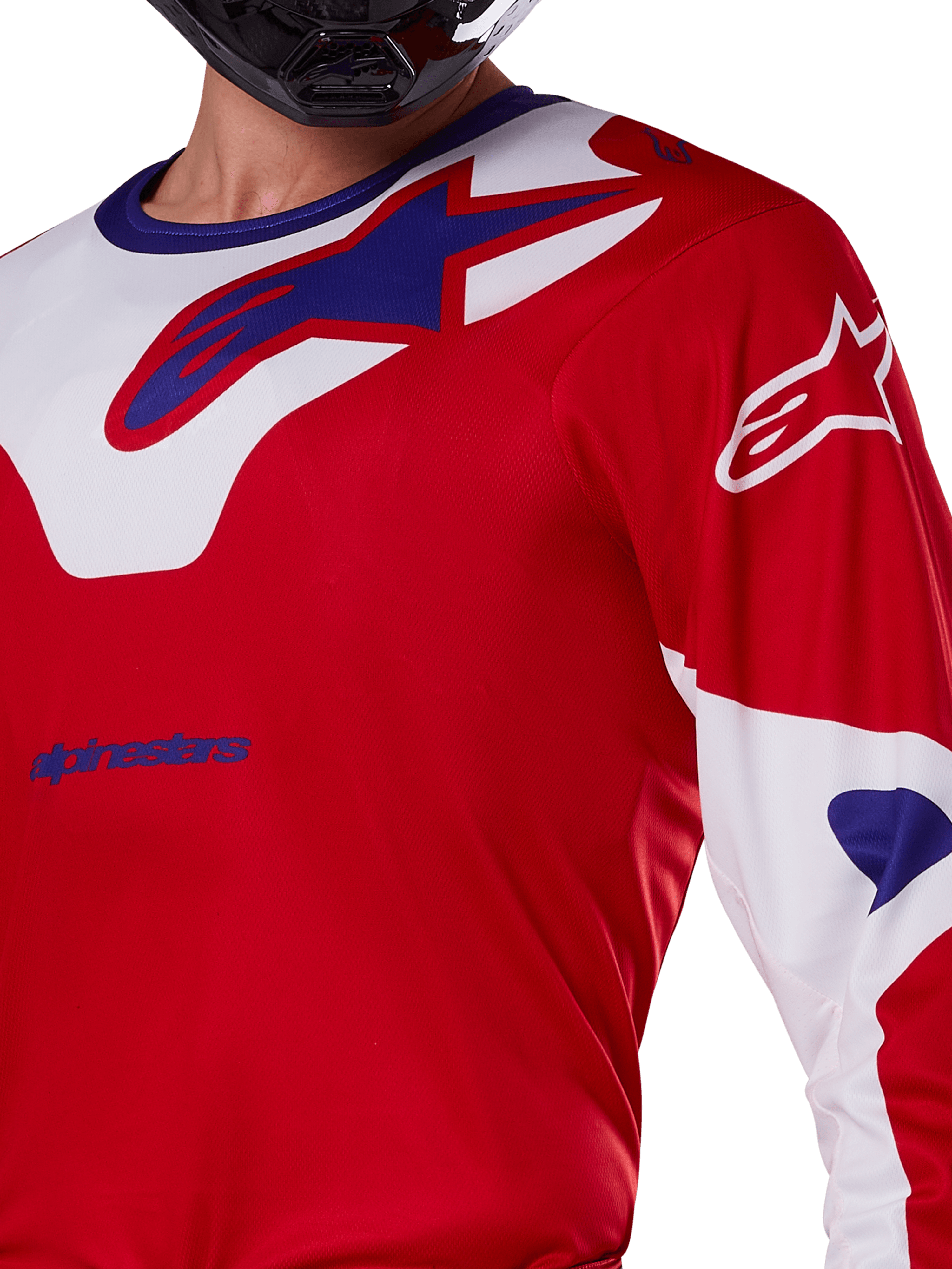 Alpinestars 2025 Racer Veil Jersey, camisola de motocross, vermelho brilhante e branco, vista em grande plano da parte superior do tronco e peito, logótipo Alpinestars azul num painel branco na gola, mangas vermelhas com detalhes brancos, usada com um capacete preto, equipamento técnico de condução off-road