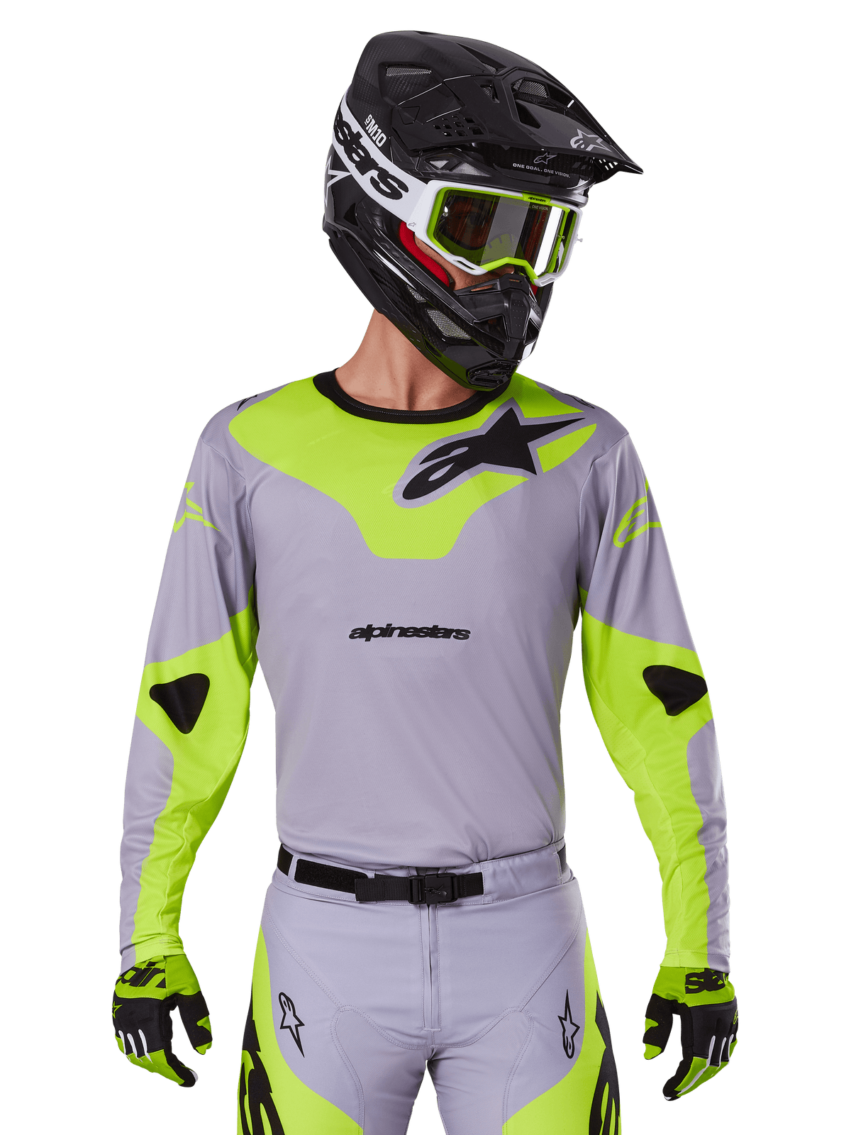 Alpinestars 2025 Racer Veil Jersey, camisola de motocross, cinzento e amarelo néon, design de mangas compridas com logótipos Alpinestars pretos, apresentada como parte de um conjunto de equipamento de corrida completo com calças a condizer, capacete preto e luvas.