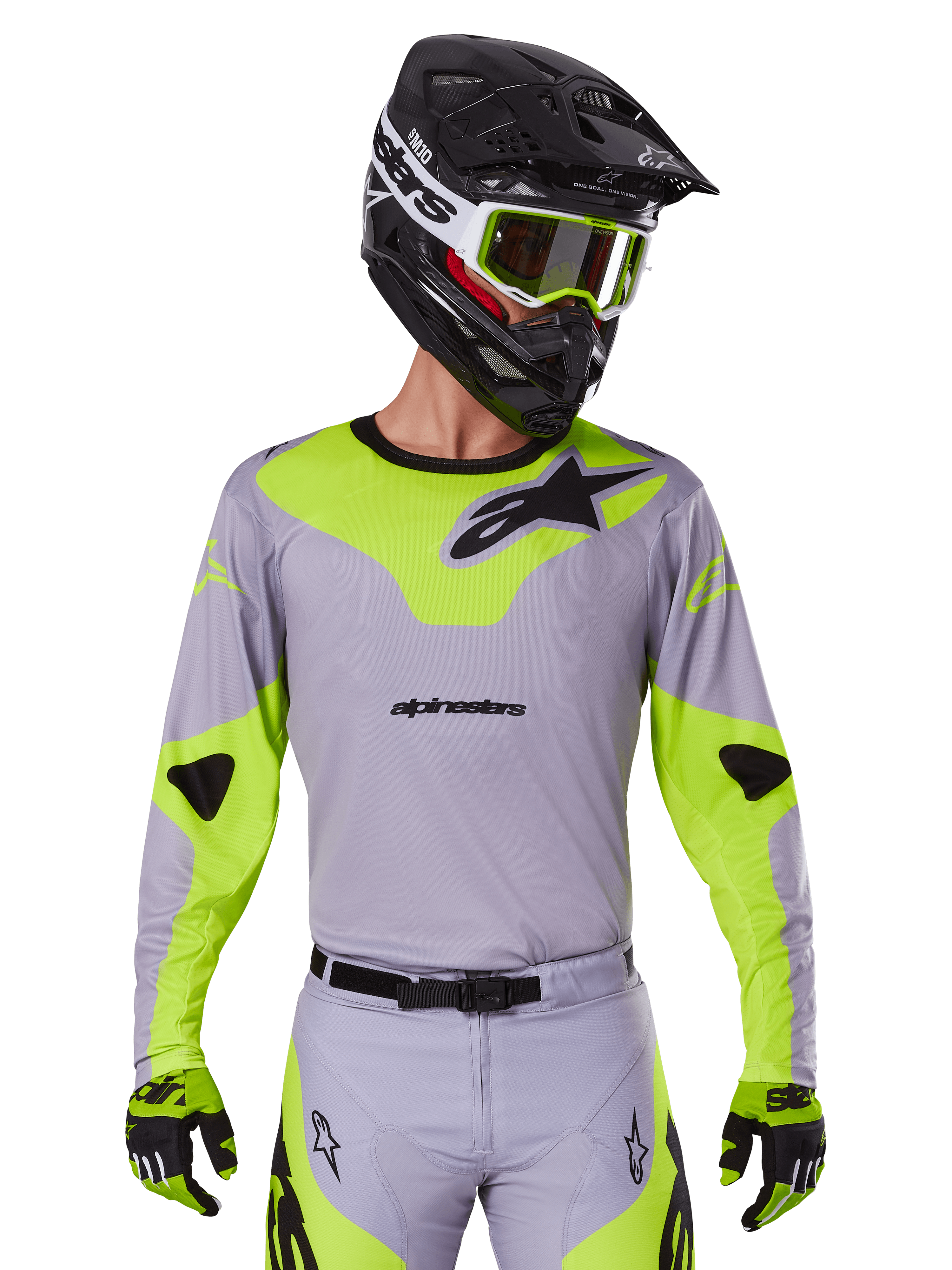 Alpinestars 2025 Racer Veil Jersey, camisola de motocross, cinzento e amarelo néon, design de mangas compridas com logótipos Alpinestars pretos, apresentada como parte de um conjunto de equipamento de corrida completo com calças a condizer, capacete preto e luvas.
