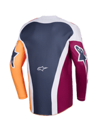 Camisola Alpinestars Racer Portl 2026, camisola de motocross, vermelho alaranjado e cinzento escuro, vista traseira que mostra a construção de múltiplos painéis, logótipo Alpinestars branco na zona lombar, logótipos gráficos arrojados nas mangas compridas, equipamento de performance para corridas todo-o-terreno