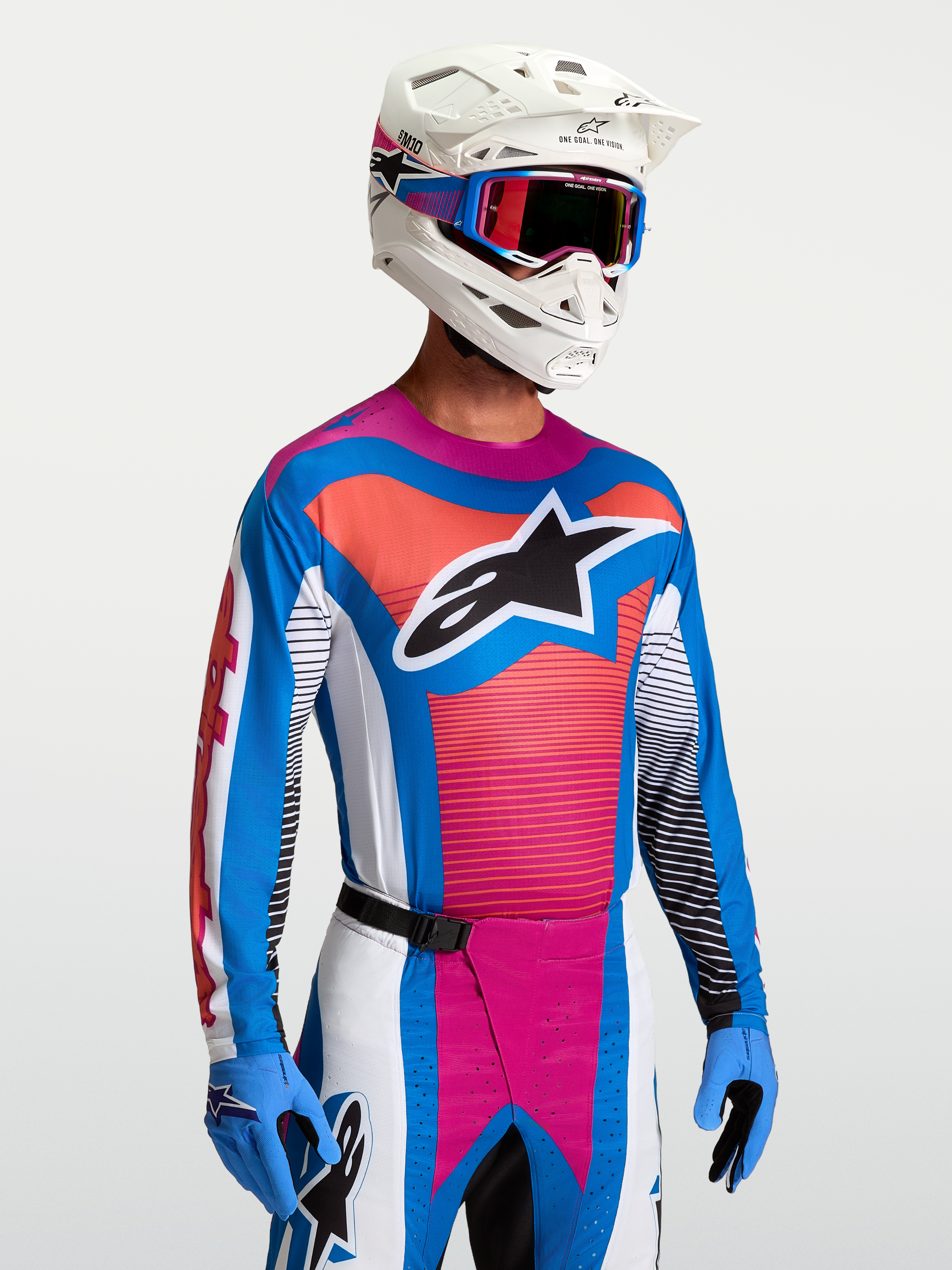 Alpinestars Techstar Maven, camisola de motocross para homem, azul e coral, ajuste atlético, modelo equipado com capacete.