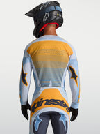Camisola Alpinestars Techstar Maven, equipamento de motocross para homem, azul e laranja, vista traseira com ventilação a laser.