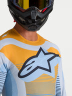 Alpinestars camisola Techstar Maven, camisola de motocross azul e laranja, com ventilação a laser e ajuste atlético.