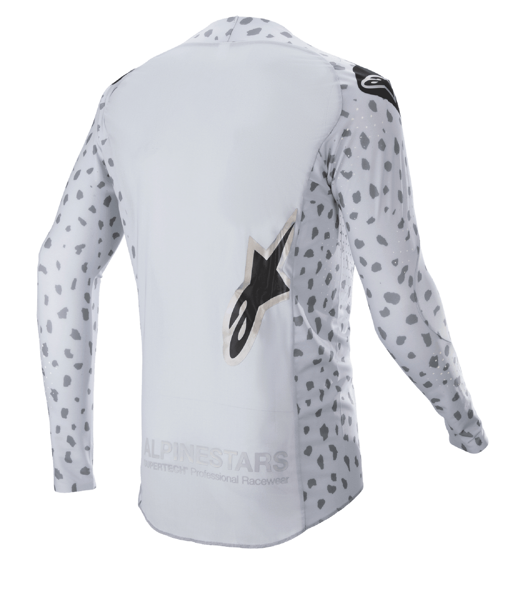 Alpinestars 2023 Supertech North Jersey, camisola de motocross, cinzento haze e preto, vista traseira com padrão abstrato de manchas nas mangas e laterais, logótipo de estrela grande, painel traseiro estendido e construção de performance respirável