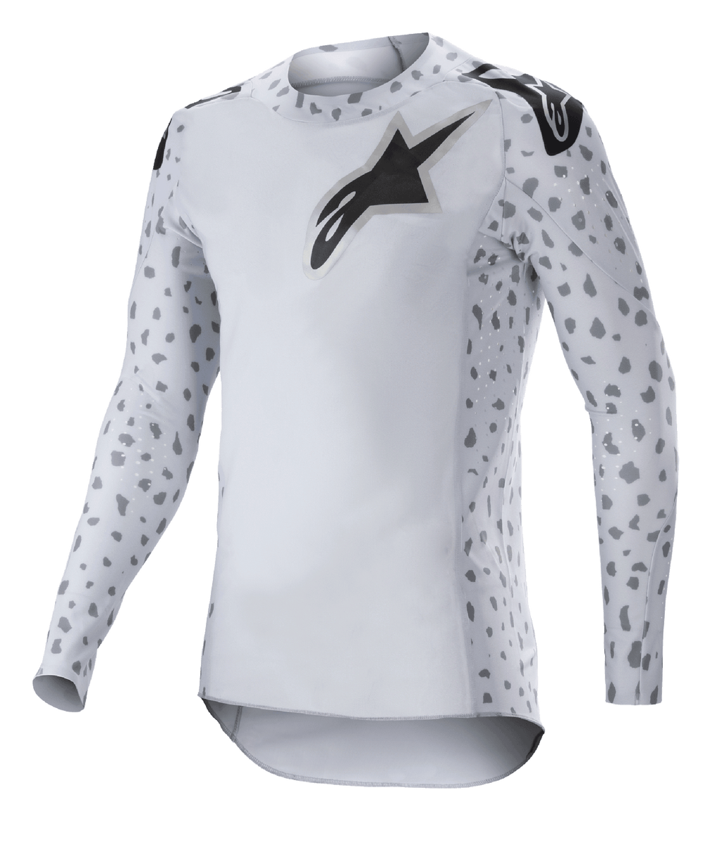 Alpinestars 2023 Supertech North Jersey, camisola de motocross, Haze Gray e preto, camisola branca de manga comprida com padrão de manchas cinzentas nas mangas e laterais, logótipo de estrela preto no peito e ombros, malha elástica de performance com bainha curva