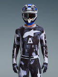 Alpinestars 2026 Racer Lahnd Jersey, equipamento de motocross, padrão Iron Camo em preto e branco, com um logótipo de estrela de destaque e a inscrição ASTARS, usada com calças a condizer e um capacete de motocross azul