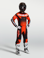 Alpinestars Techstar Swan Gear Set, conjunto de motocross para homem, vermelho cardinal e preto com botas de corrida brancas.