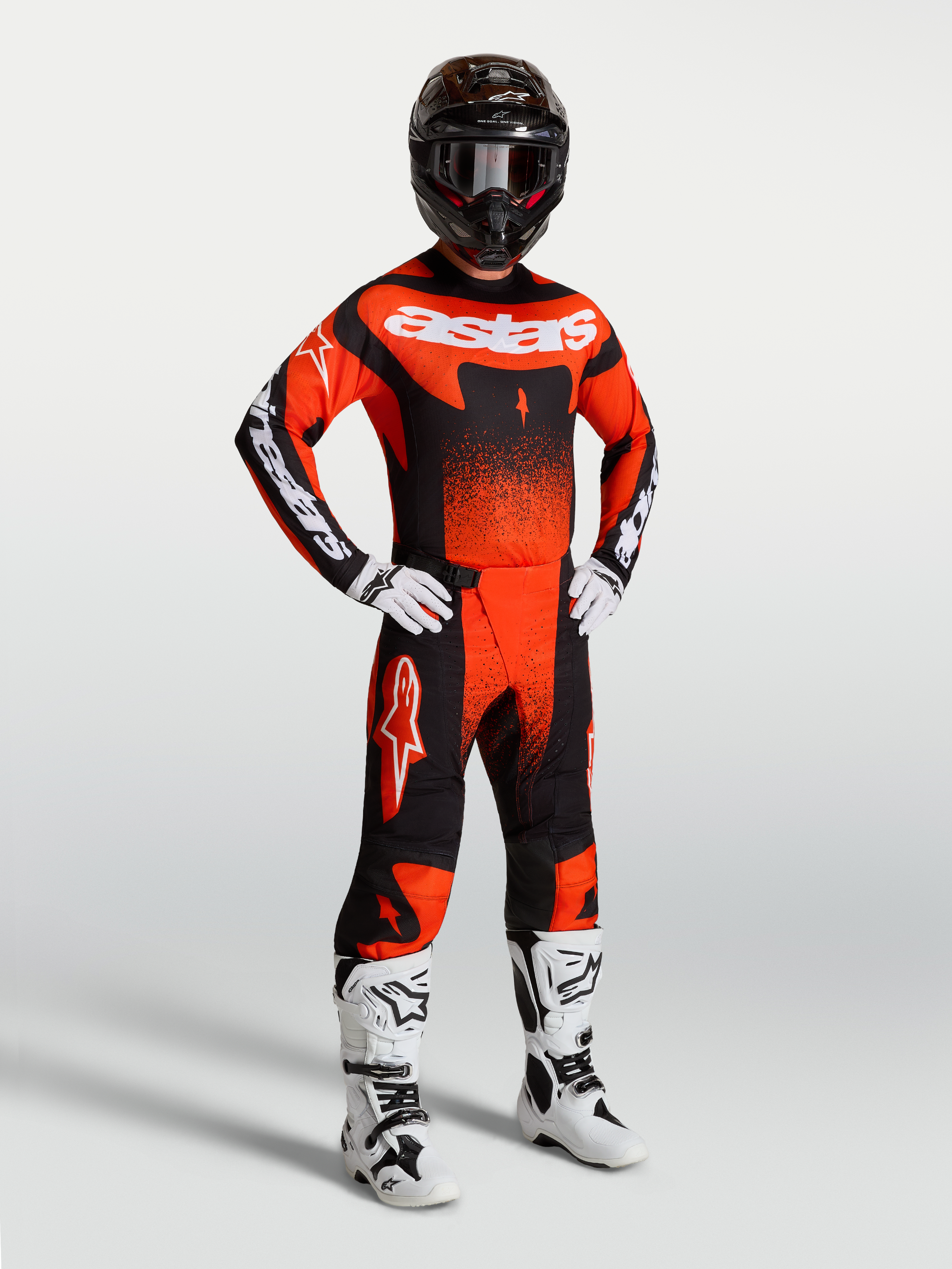 Alpinestars Techstar Swan Gear Set, conjunto de motocross para homem, vermelho cardinal e preto com botas de corrida brancas.