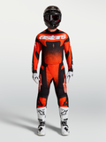 Alpinestars camisola Techstar Swan e Gear Set, equipamento de motocross para homem, vermelho e preto, botas brancas.