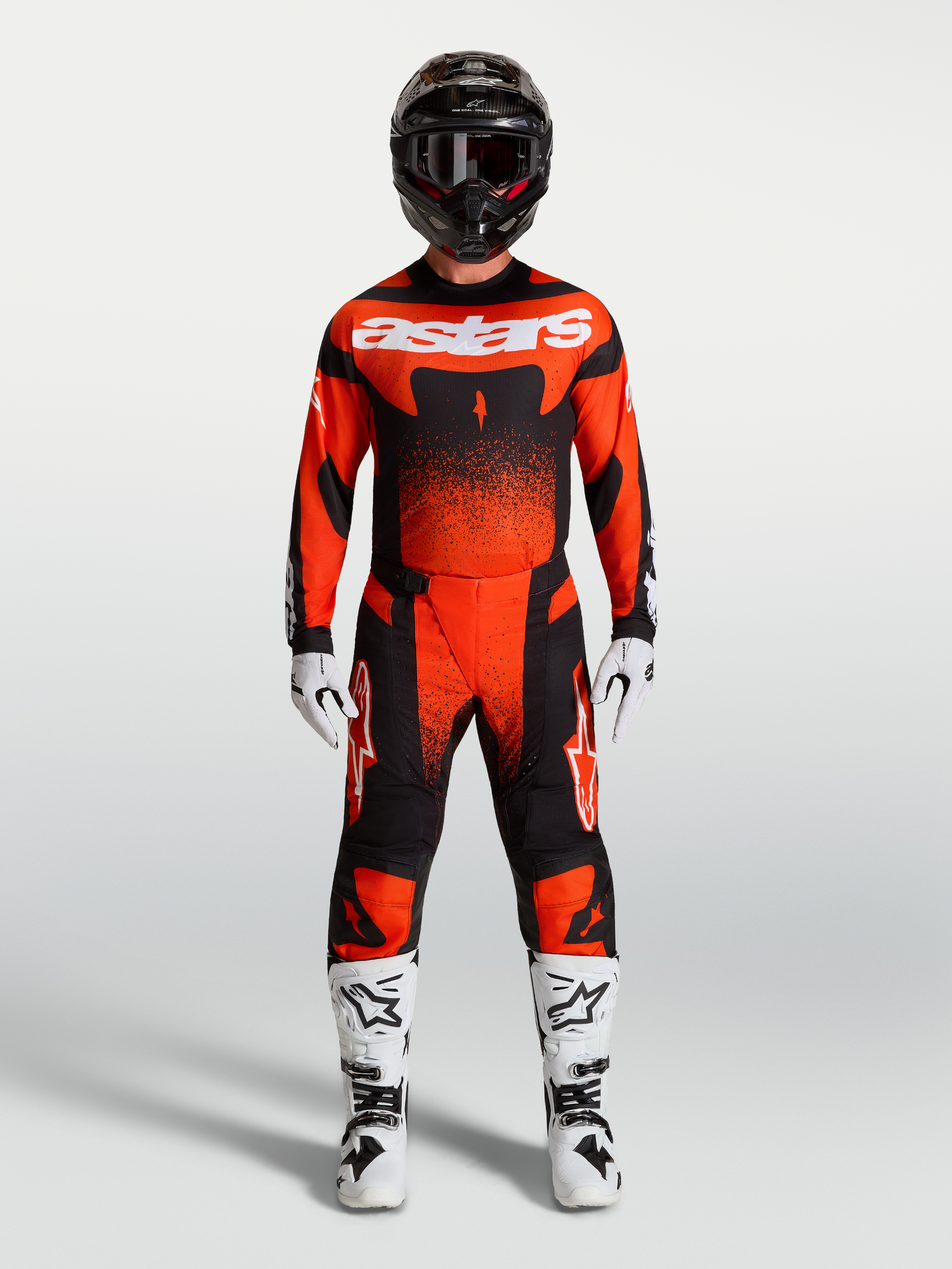 Alpinestars camisola Techstar Swan e Gear Set, equipamento de motocross para homem, vermelho e preto, botas brancas.