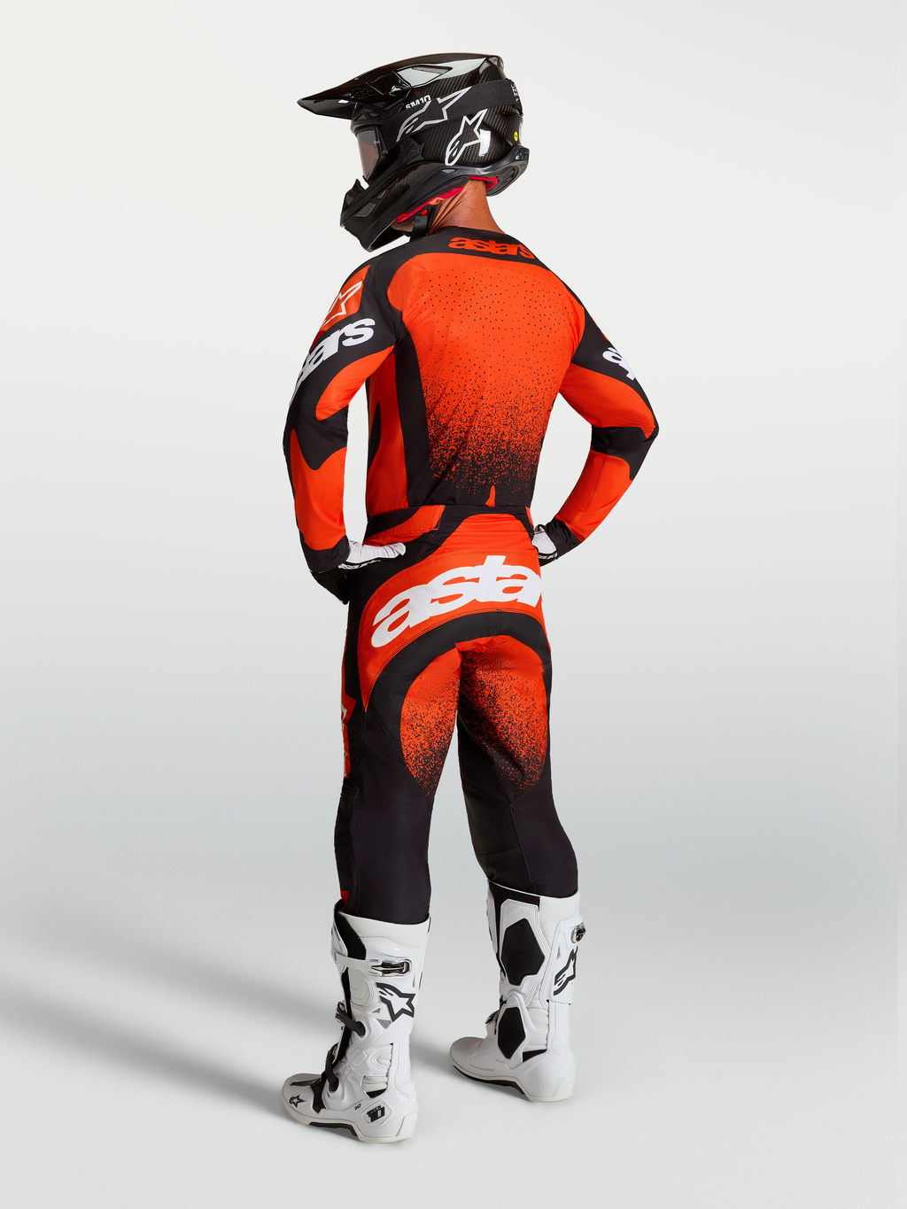 Alpinestars Camisola Techstar Swan e Techstar Swan Gear Set de motocross para homem, vermelho e preto, vista traseira.