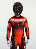 Alpinestars Camisola Techstar Swan, camisola de motocross vermelha e preta com ajuste de desempenho no modelo.