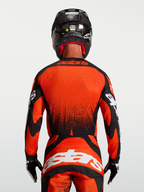 Alpinestars Techstar Swan, camisola de motocross para homem, vermelha e preta, vista traseira, com perfurações a laser e bainha alongada