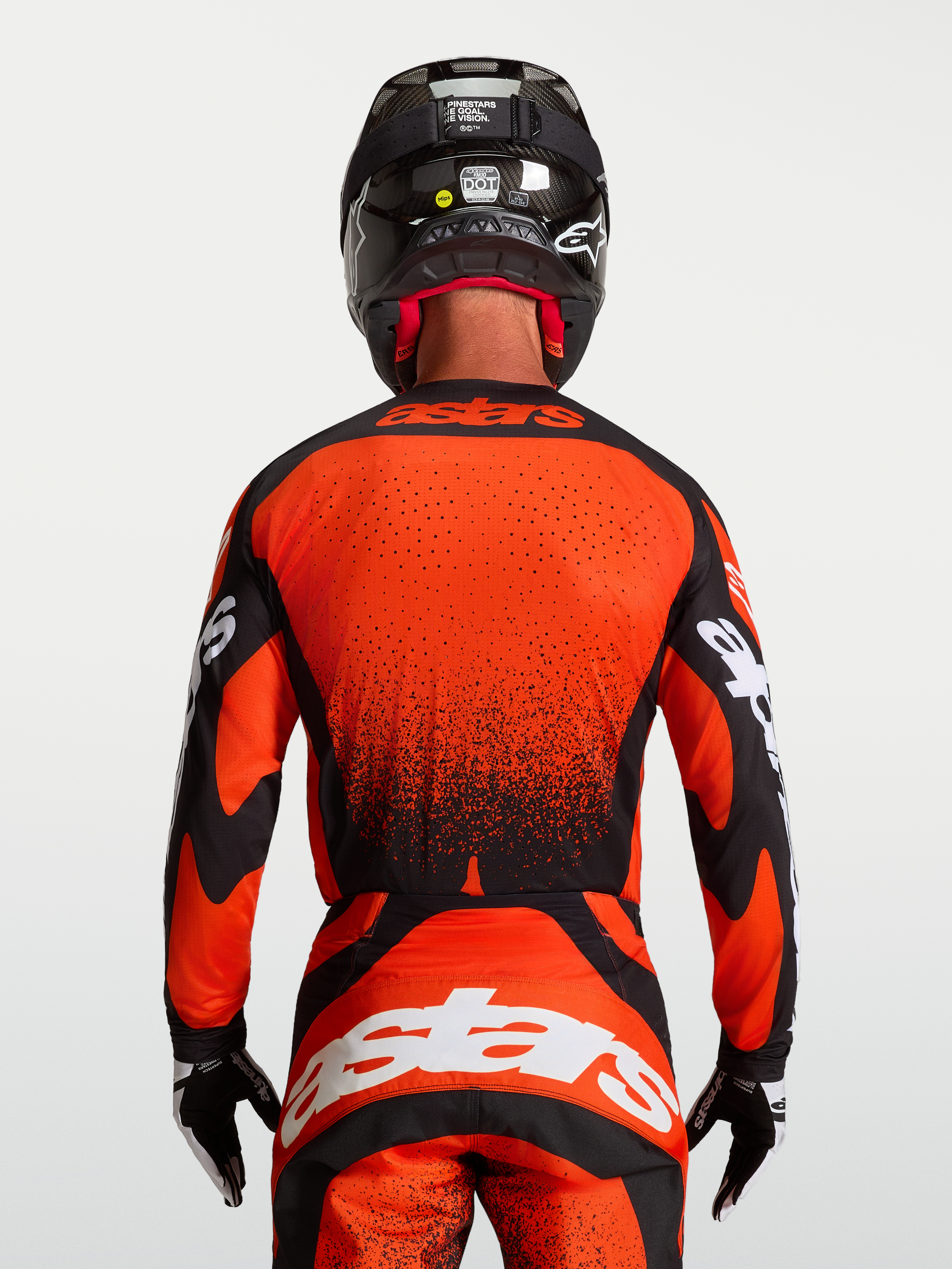 Alpinestars Techstar Swan, camisola de motocross para homem, vermelha e preta, vista traseira, com perfurações a laser e bainha alongada