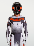 Alpinestars Techstar Swan, camisola de motocross para homem, cinzenta e branca com detalhes em vermelho fluo.