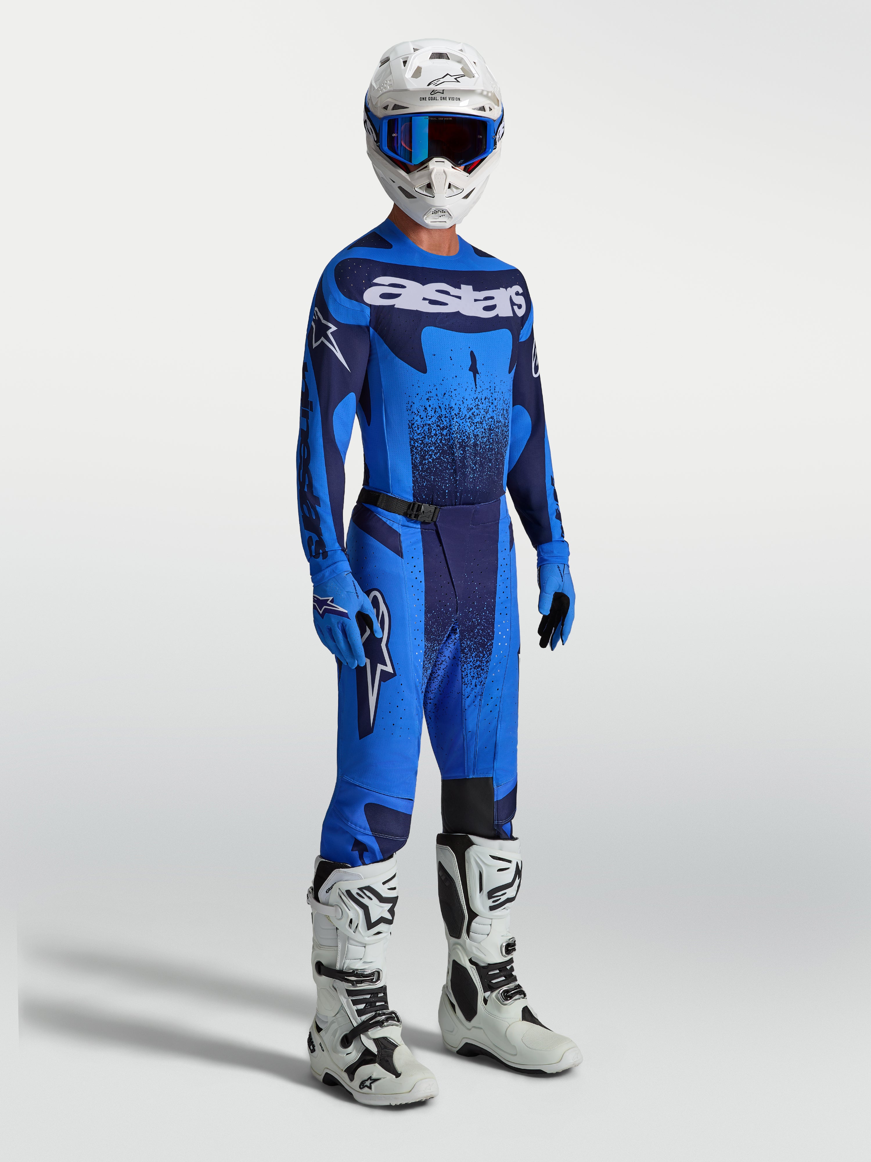 Alpinestars Camisola Techstar Swan e conjunto de motocross para homem, azul UCLA e azul escuro com botas brancas.