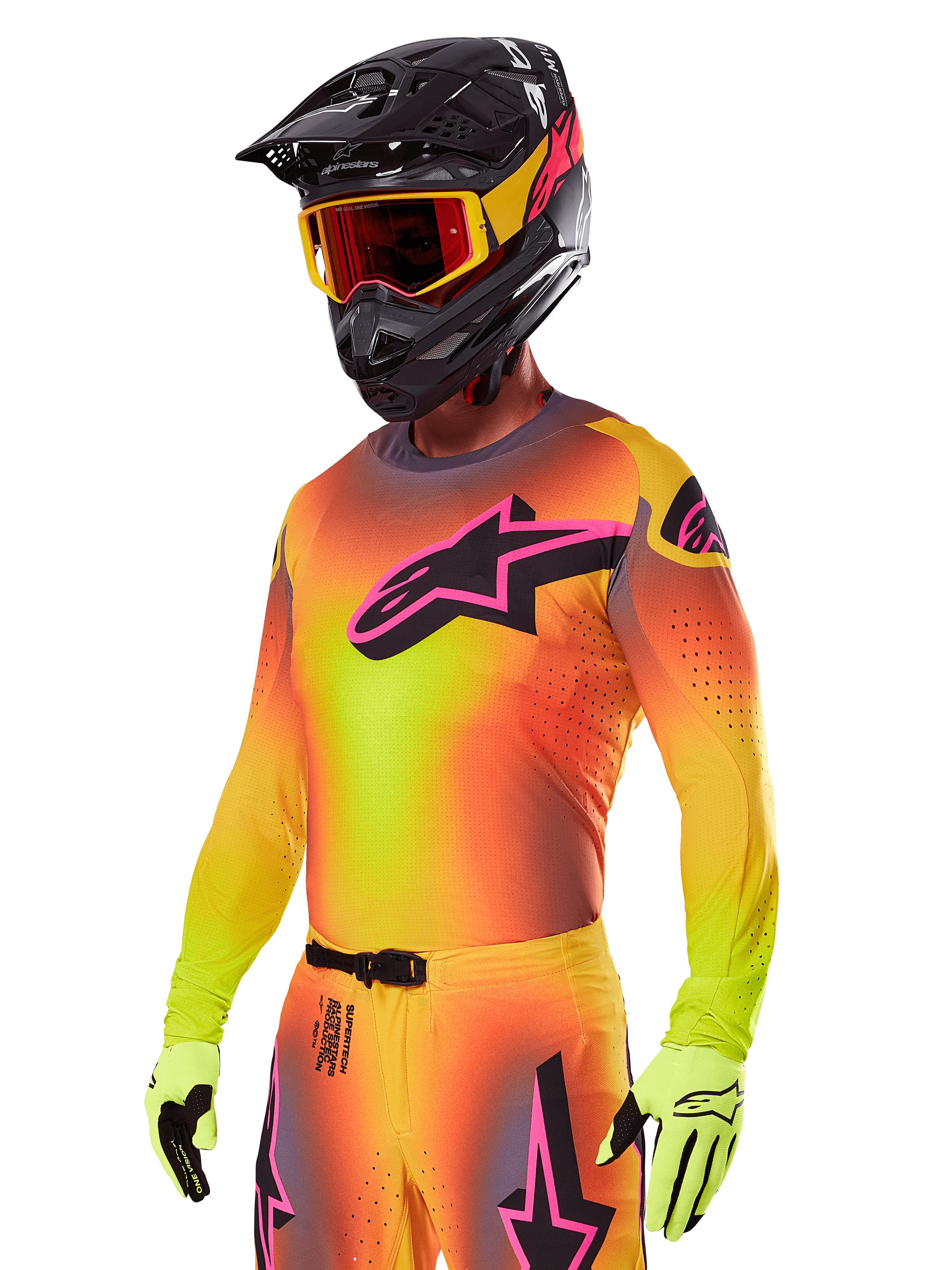 Piloto de motocross a usar o conjunto de equipamento Alpinestars 2025 Supertech Lipan, com uma camisola em gradiente amarelo e laranja com o logótipo Astars em cor-de-rosa e preto, luvas amarelo néon e capacete preto com óculos vermelhos, equipamento profissional de todo-o-terreno