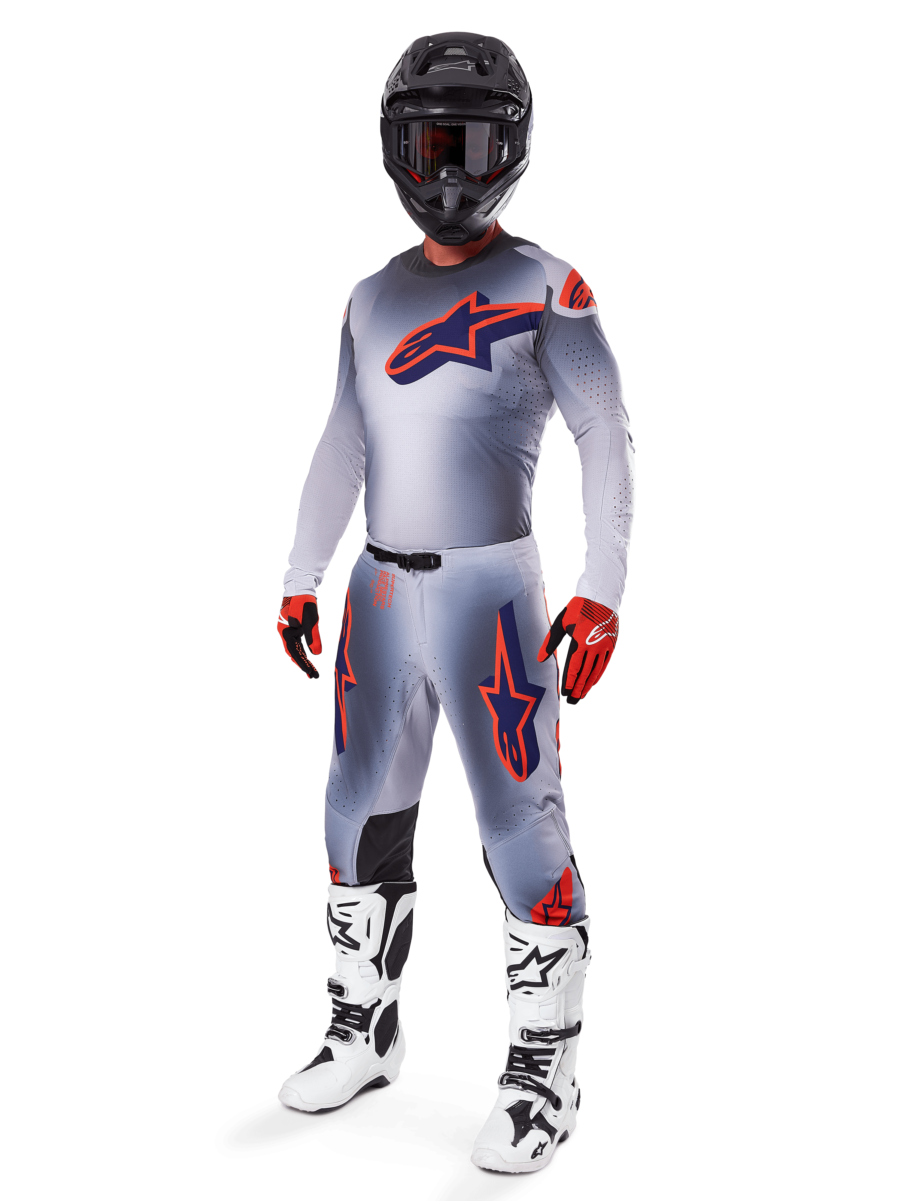 Alpinestars 2025 Supertech Lipan Gear Set, equipamento de motocross, cinzento com grafismos de estrelas em laranja fluo e azul marinho, usado com capacete preto, luvas vermelhas e pretas e botas brancas e pretas, fato profissional de off-road completo com design ventilado