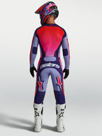 Alpinestars Racer Air Hunt JGear Set, conjunto de equipamento MX ventilado, roxo e vermelho, vista traseira no piloto.