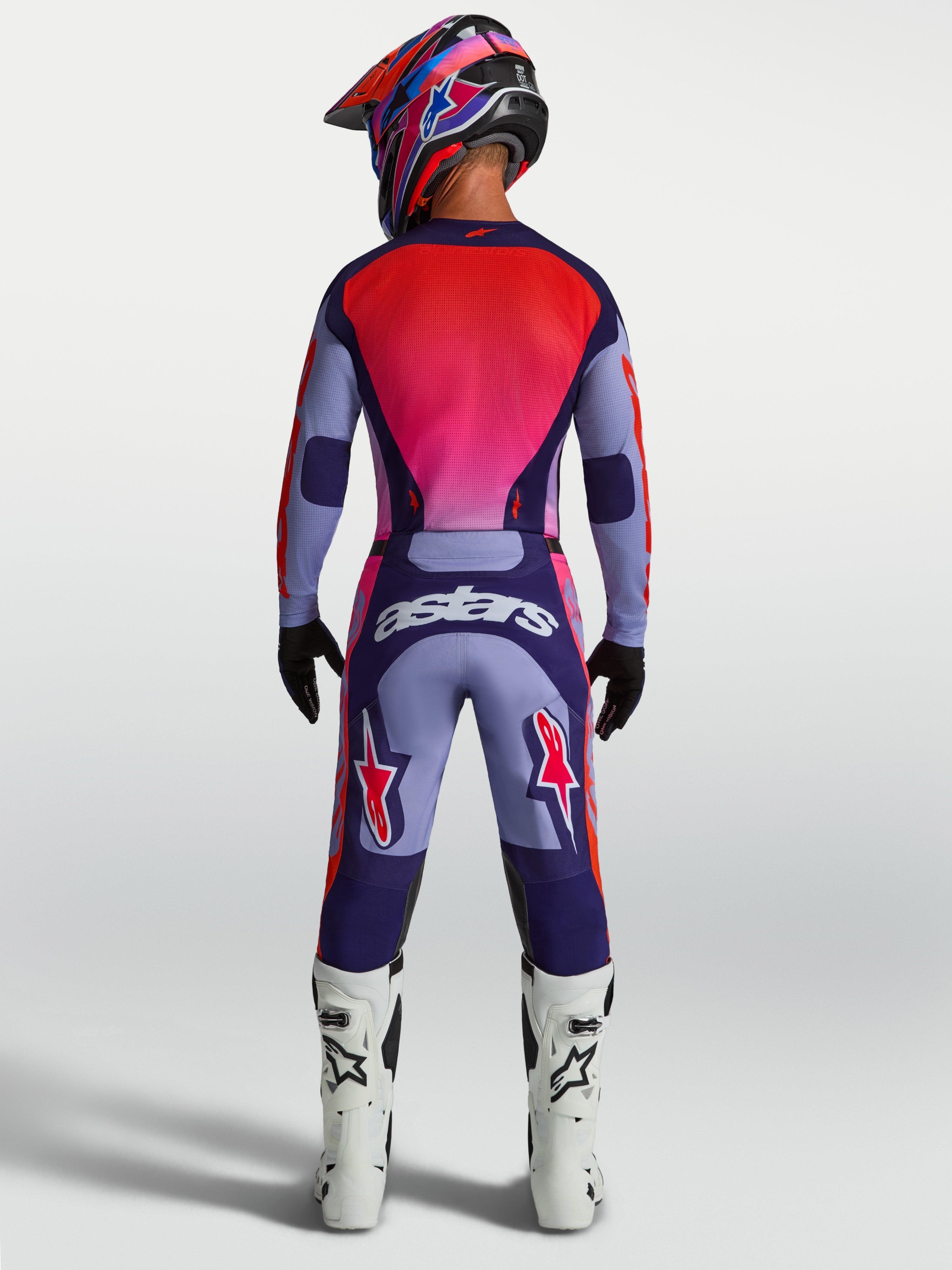 Alpinestars Racer Air Hunt JGear Set, conjunto de equipamento MX ventilado, roxo e vermelho, vista traseira no piloto.