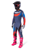 Conjunto de equipamento de motocross Alpinestars 2025 Techstar Dreem, fato completo de corrida todo-o-terreno com camisola cinzenta e azul com pormenores vermelhos, calças a condizer com realces cor-de-rosa, capacete preto, botas cor-de-rosa vibrante e luvas brancas e pretas
