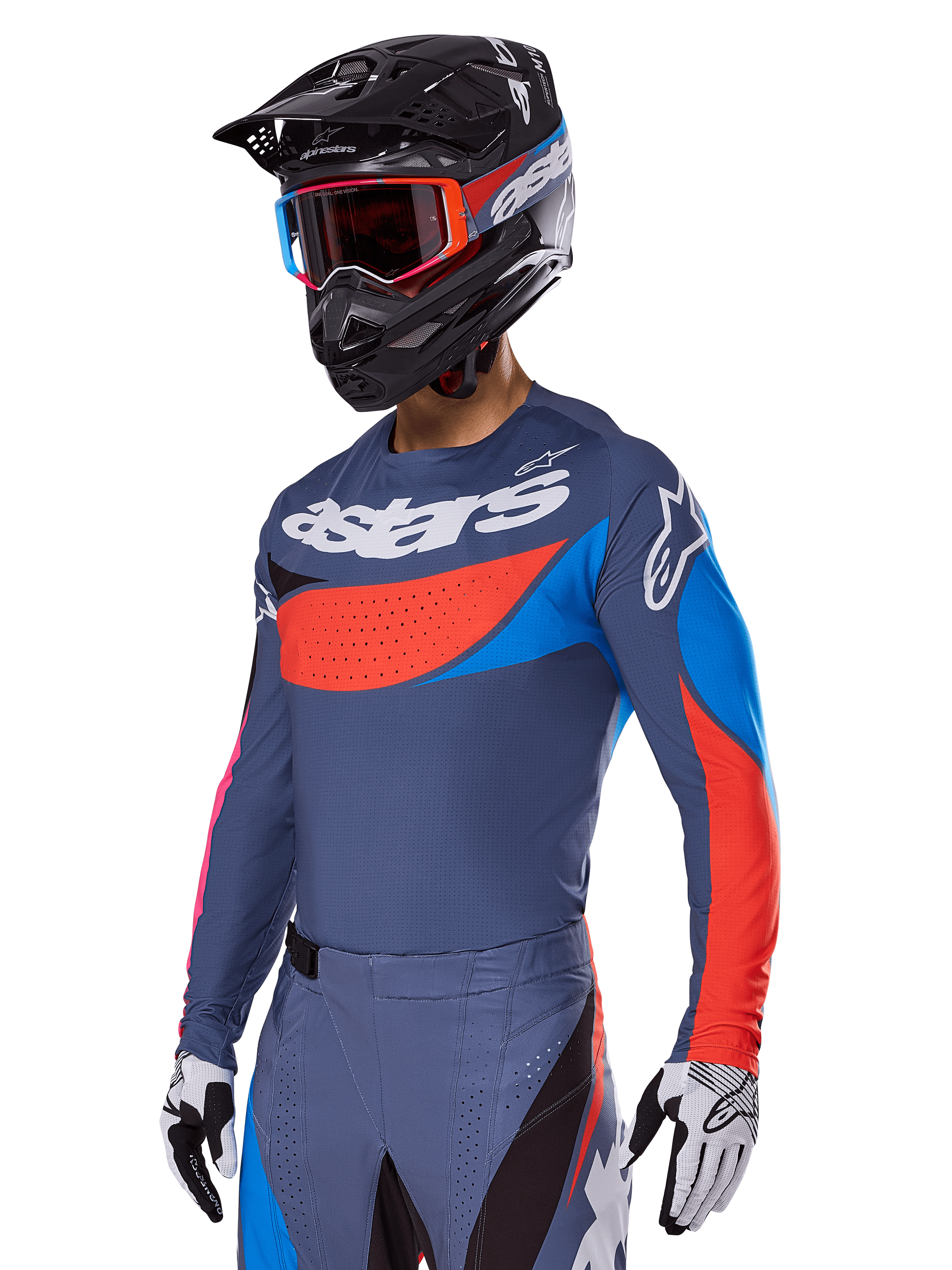 Alpinestars 2025 Techstar Dreem Gear Set, piloto de motocross com camisola e calças cinzento-ardósia com gráficos arrojados em vermelho e azul, marca 'astars' no peito, capacete preto, óculos de armação vermelha e luvas de corrida brancas