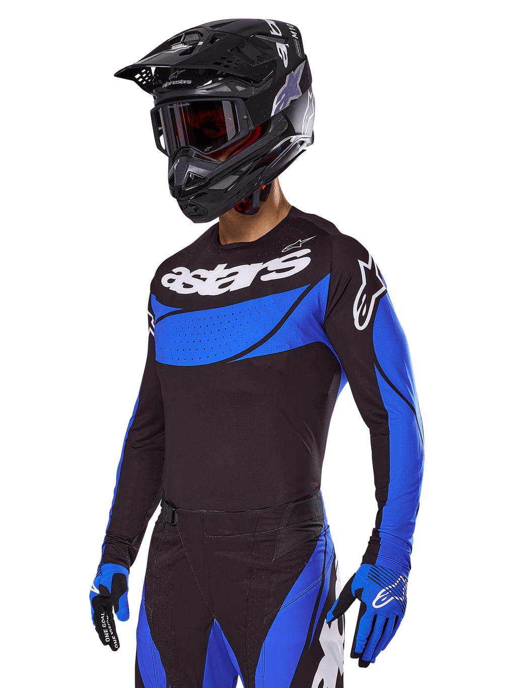 Piloto de motocross com o conjunto de equipamento Alpinestars 2025 Techstar Dreem, camisola preta com painéis azuis de estilo perfurado e logótipos brancos, calças pretas e azuis a condizer, capacete de corrida preto e luvas azuis, conjunto de performance coordenado para motocross todo-o-terreno