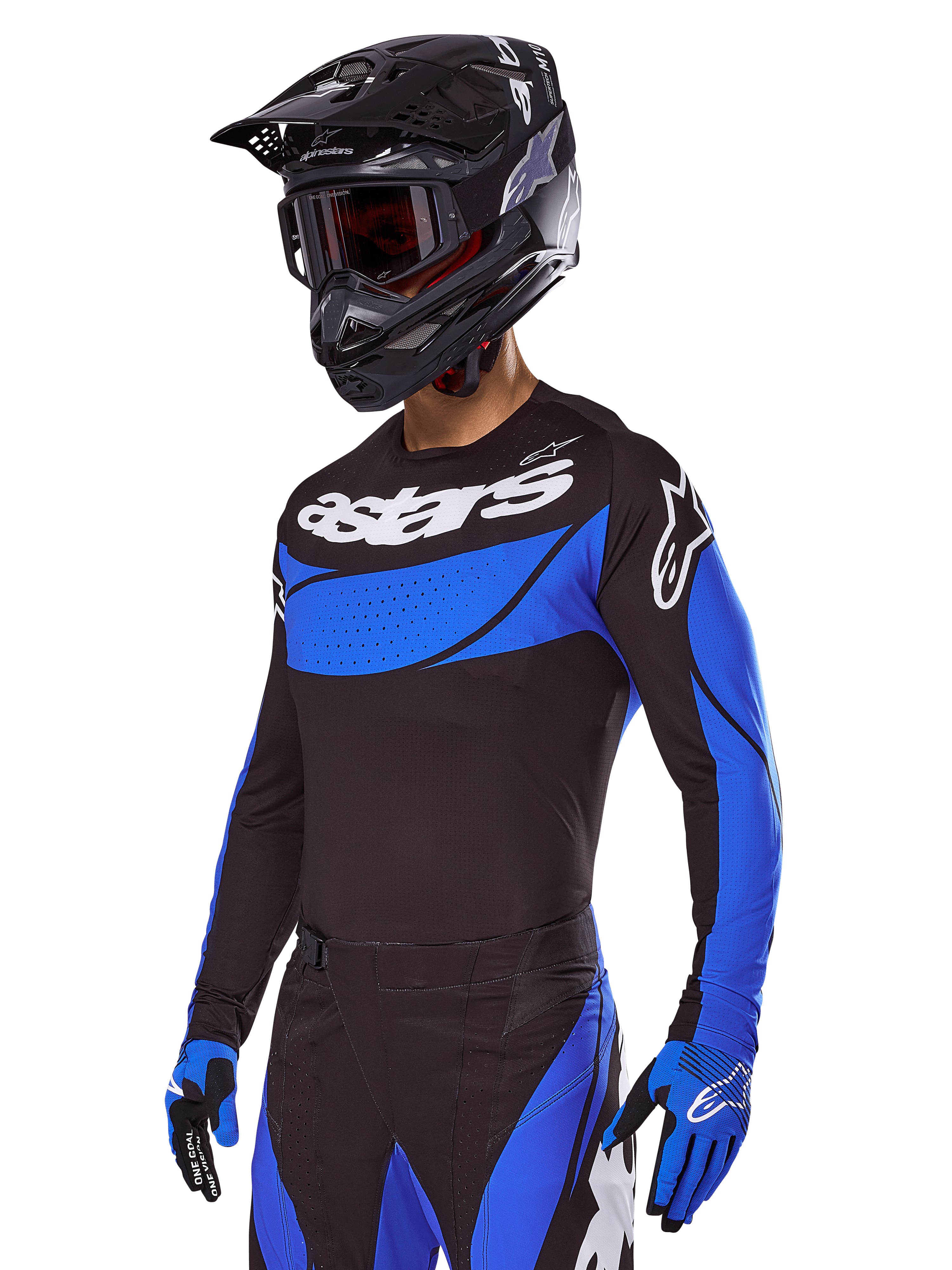 Piloto de motocross com o conjunto de equipamento Alpinestars 2025 Techstar Dreem, camisola preta com painéis azuis de estilo perfurado e logótipos brancos, calças pretas e azuis a condizer, capacete de corrida preto e luvas azuis, conjunto de performance coordenado para motocross todo-o-terreno