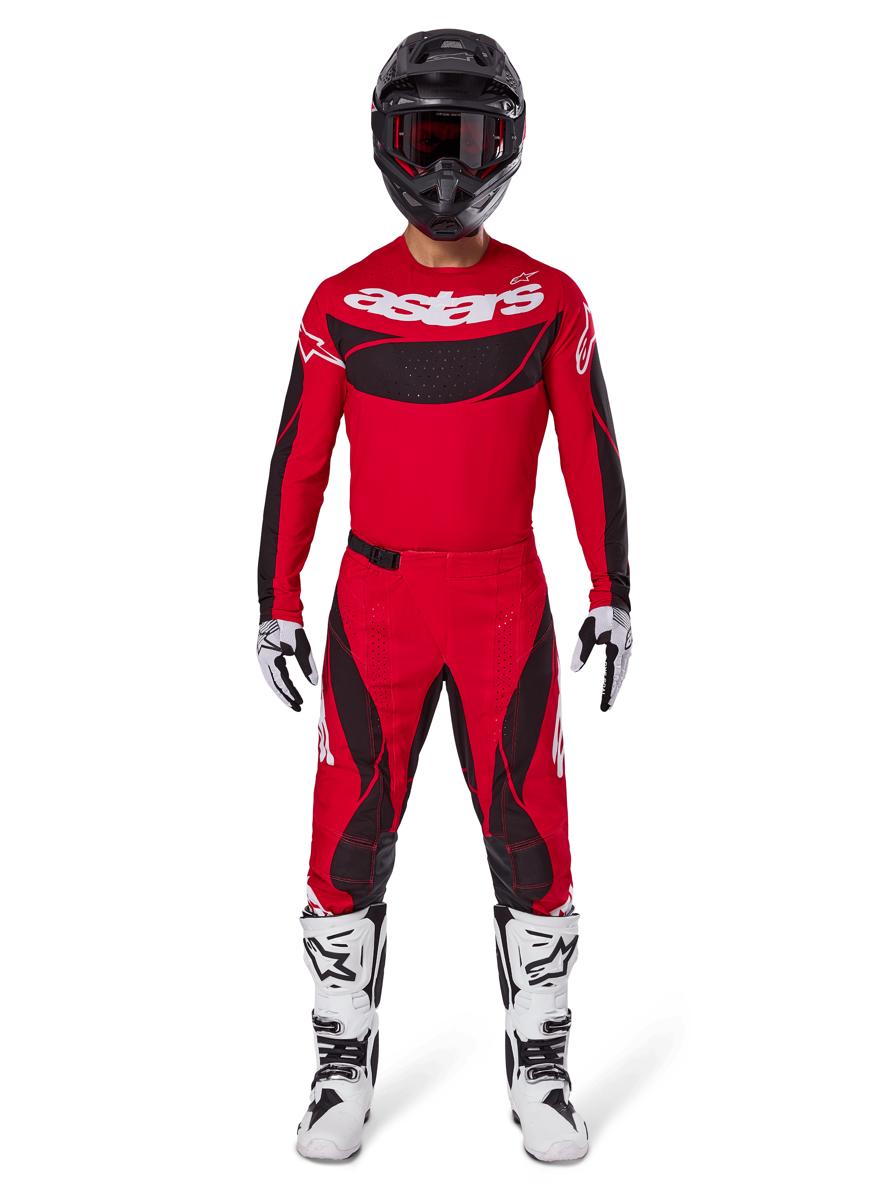 Piloto de motocross a usar o Conjunto de Equipamento Alpinestars Techstar Dreem 2025, camisola em vermelho vivo com painéis pretos e marca 'astars' em branco, calças a condizer em vermelho e preto, capacete preto, botas e luvas em branco e preto, equipamento completo para competição de todo-o-terreno