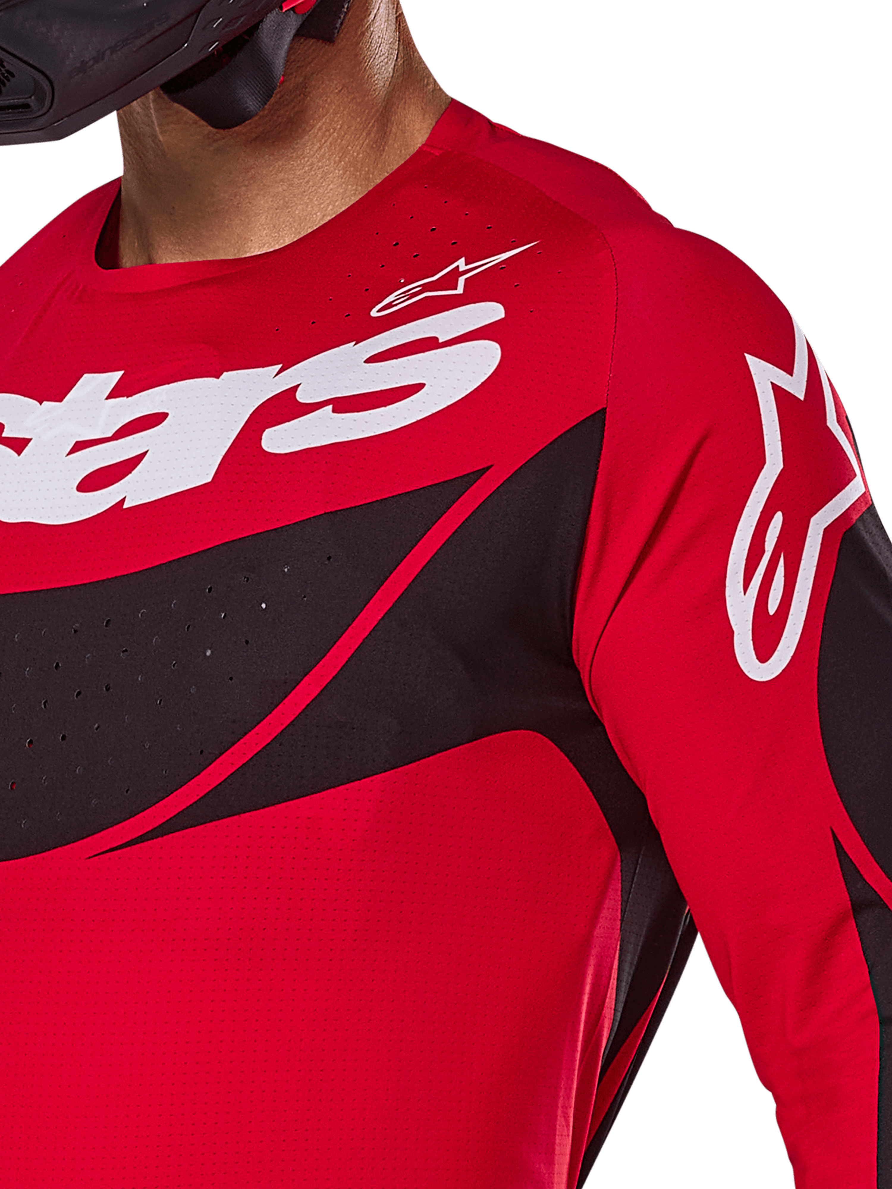 Alpinestars 2025 Techstar Dreem Jersey, camisola de motocross, vermelha e preta, vista de pormenor do peito e ombro com logótipos brancos, painéis diagonais pretos com perfurações a laser para ventilação, corte atlético de corrida para performance em todo-o-terreno