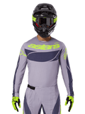 Conjunto de Jersey e Equipamento Techstar Dreem 2025, fato de corrida de motocross, cinzento claro e cinzento escuro com pormenores em amarelo néon, inclui a marca 'astars', usado com capacete preto, óculos e luvas a condizer, material técnico perfurado para performance todo-o-terreno