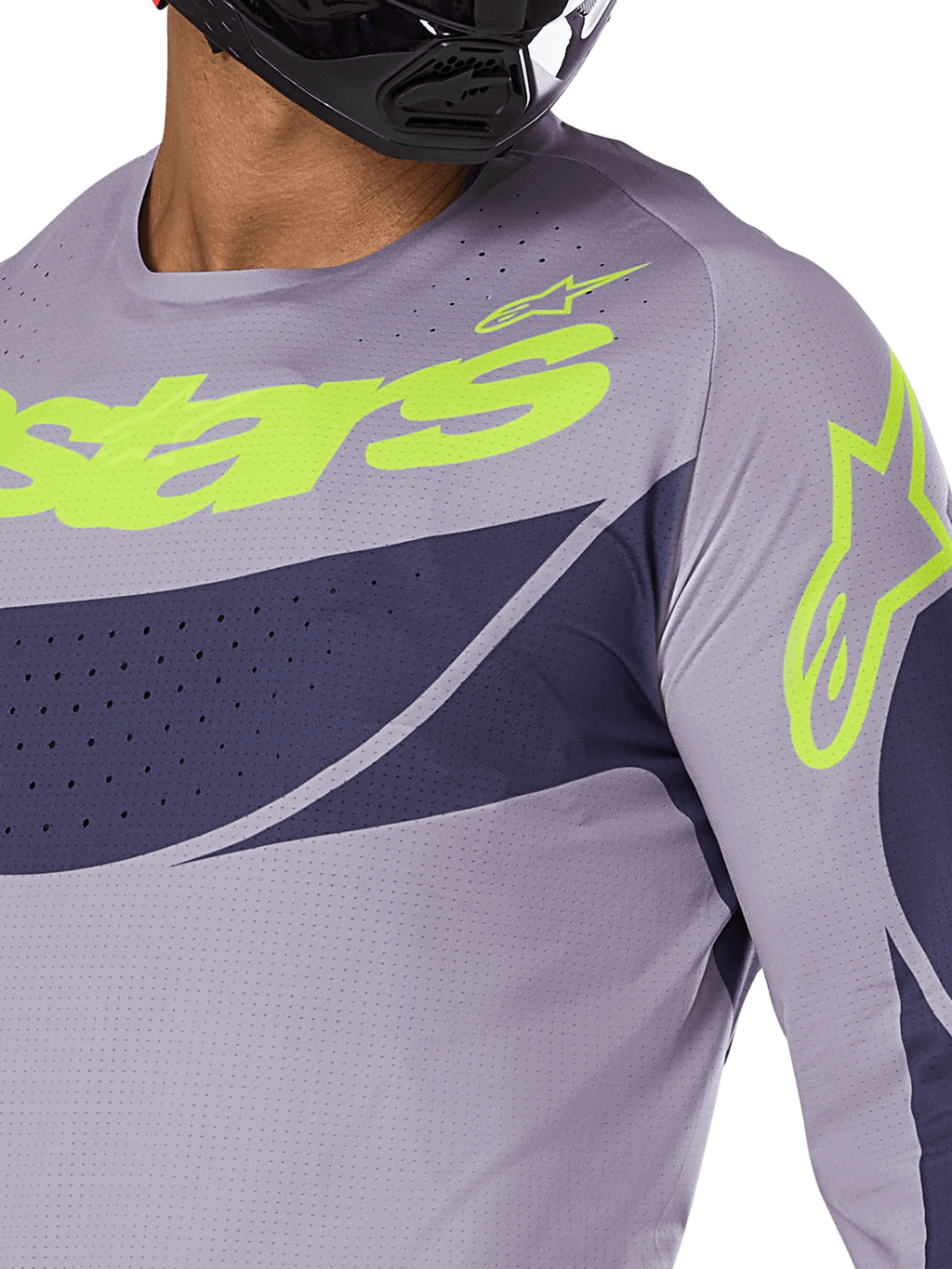 Alpinestars 2025 Techstar Dreem Jersey, camisola de motocross, cinzenta e azul-marinho com logótipo verde lima vibrante, grande plano de um piloto com capacete preto, apresentando perfurações cortadas a laser para ventilação