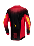Camisola Alpinestars 2026 Supertech Scenz, vista traseira, vermelha, preta e amarela, camisola de motocross profissional com malha elástica leve, ventilação cortada a laser, logótipos Astars amarelos destacados nas mangas e bainha traseira alongada para performance em corrida