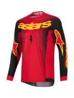 Alpinestars 2026 Supertech Scenz Jersey, camisola de motocross, vermelha, preta e amarela, com a marca 'astars' amarela no peito, mangas pretas com detalhes do logótipo e padrão salpicado branco nos ombros e na parte superior do corpo
