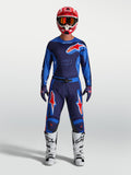 Alpinestars Racer Hunt Gear Set, conjunto de motocross para homem, azul e vermelho, inclui camisola, calças e botas brancas técnicas.