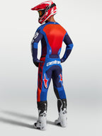 Alpinestars Racer Hunt Gear Set, camisola e calças de motocross azuis e vermelhas, vista traseira, design off-road.