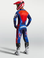Alpinestars Camisola Racer Hunt, camisola de motocross para homem, azul e vermelha, vista traseira em modelo