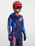 Camisola Racer Hunt da Alpinestars, azul forte e vermelho fogo, camisola de motocross em tecido respirável no modelo.