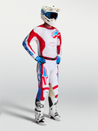 Alpinestars Racer Hunt, camisola de motocross para homem, branca, vermelha e azul, tecido leve com absorção de humidade, modelo a usar o equipamento completo de corrida off-road