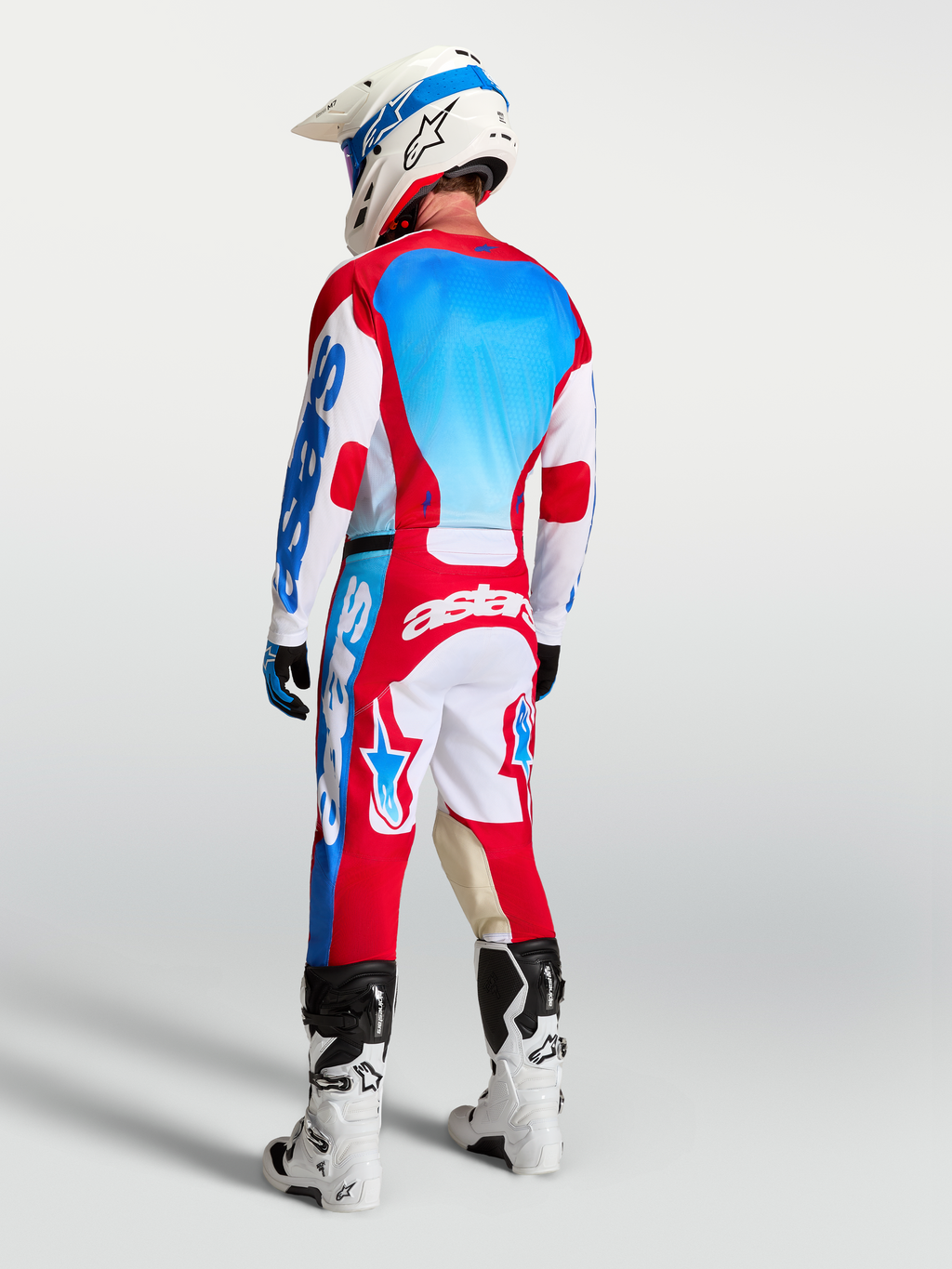 Camisola Racer Hunt da Alpinestars e calças, conjunto de equipamento de motocross para homem, vermelho, branco e azul, vista traseira, material técnico polifabric com absorção de humidade