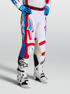 Alpinestars Calças Racer Hunt, calças de motocross para homem, brancas, vermelhas e azuis, pernas pré-curvadas e joelhos internos em couro premium.