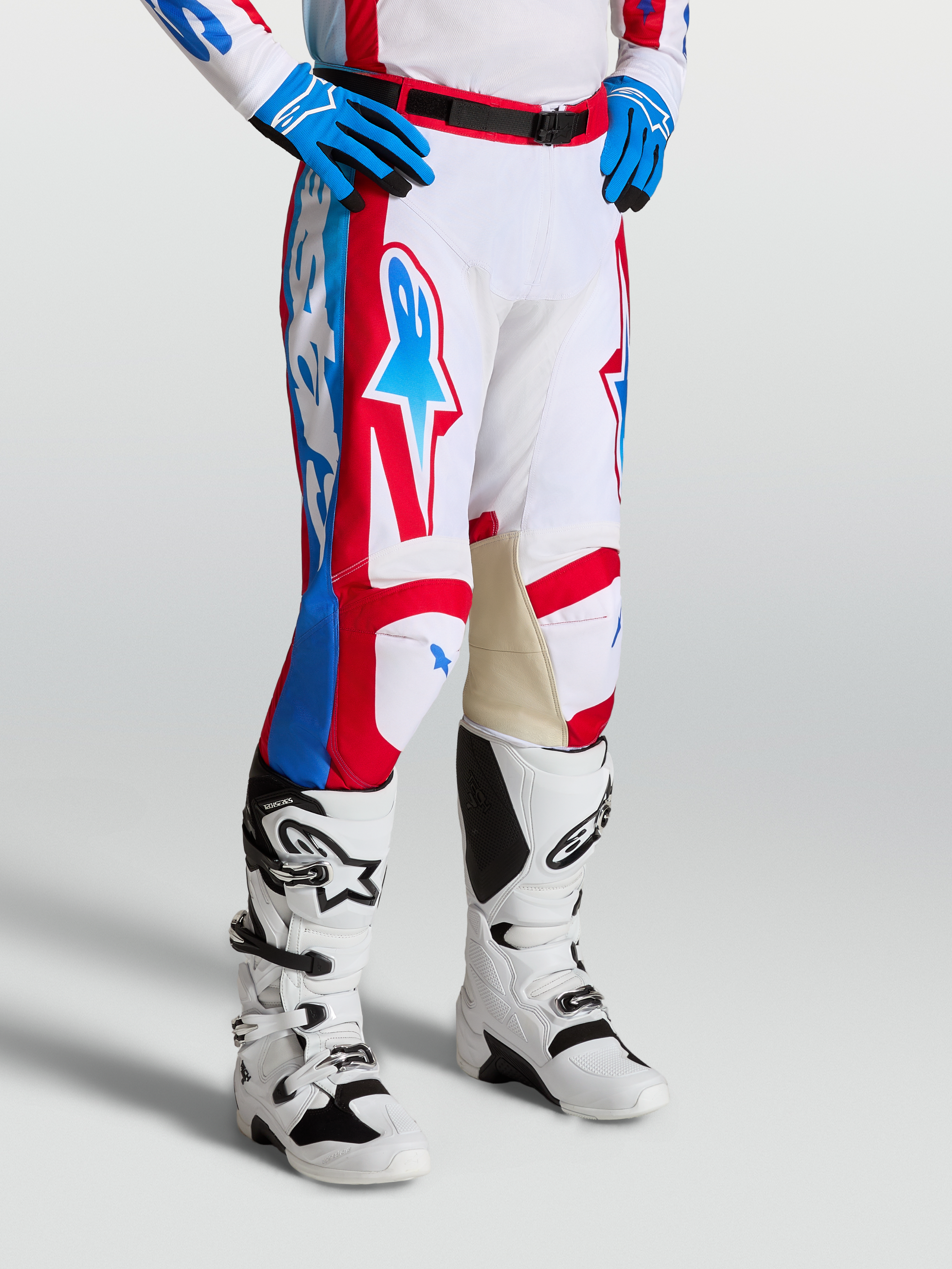 Alpinestars Calças Racer Hunt, calças de motocross para homem, brancas, vermelhas e azuis, pernas pré-curvadas e joelhos internos em couro premium.