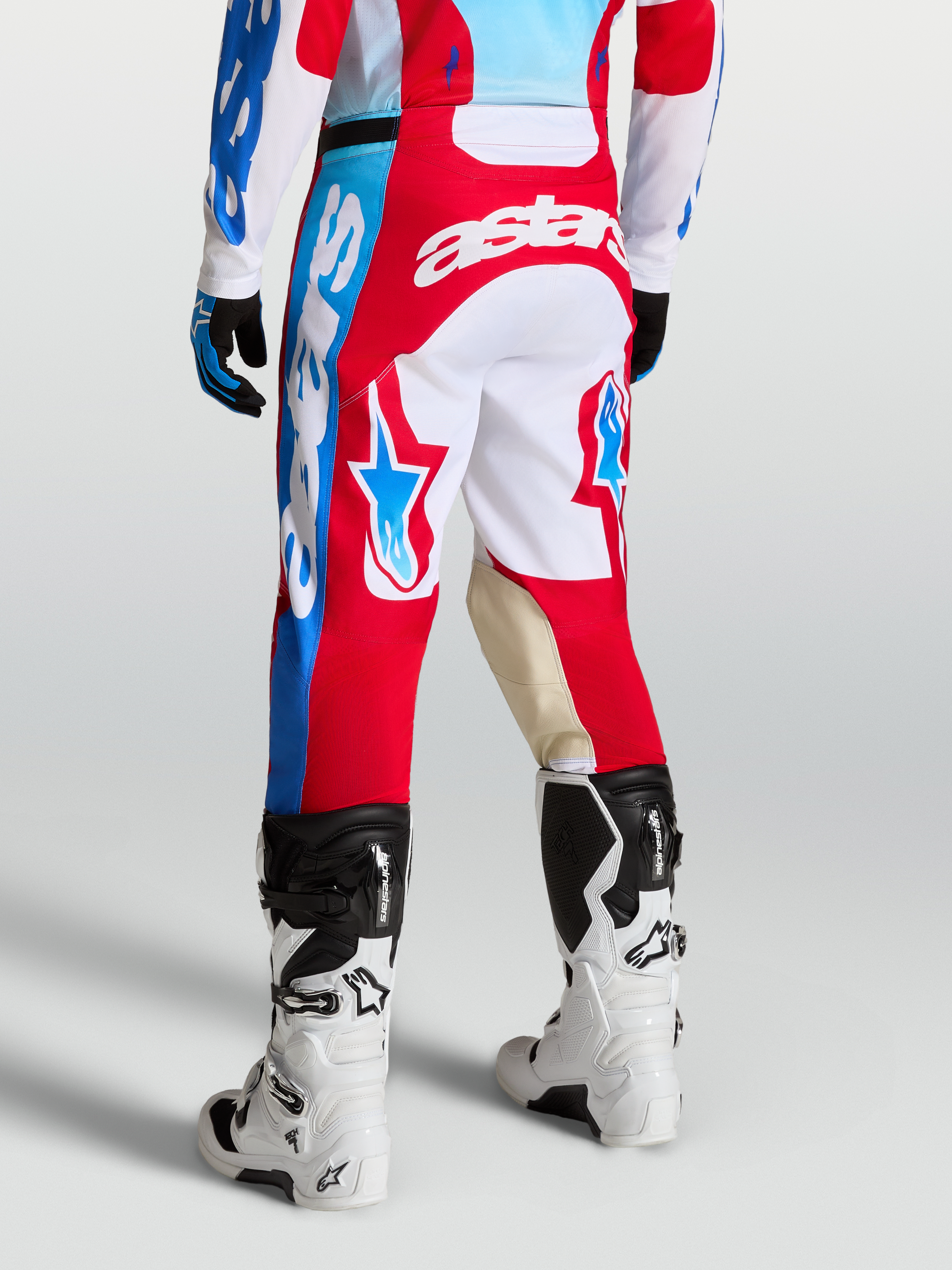 Alpinestars Calças Racer Hunt, calças de motocross para homem, vermelhas e brancas, pormenores em couro e gráficos de estrela, corte ergonómico desportivo para off-road.