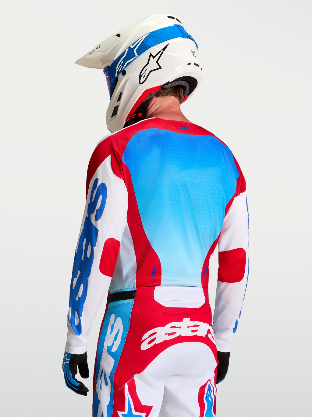 Alpinestars camisola Racer Hunt, motocross, branca, vermelha e azul, com painéis de malha e ajuste de corrida num modelo.