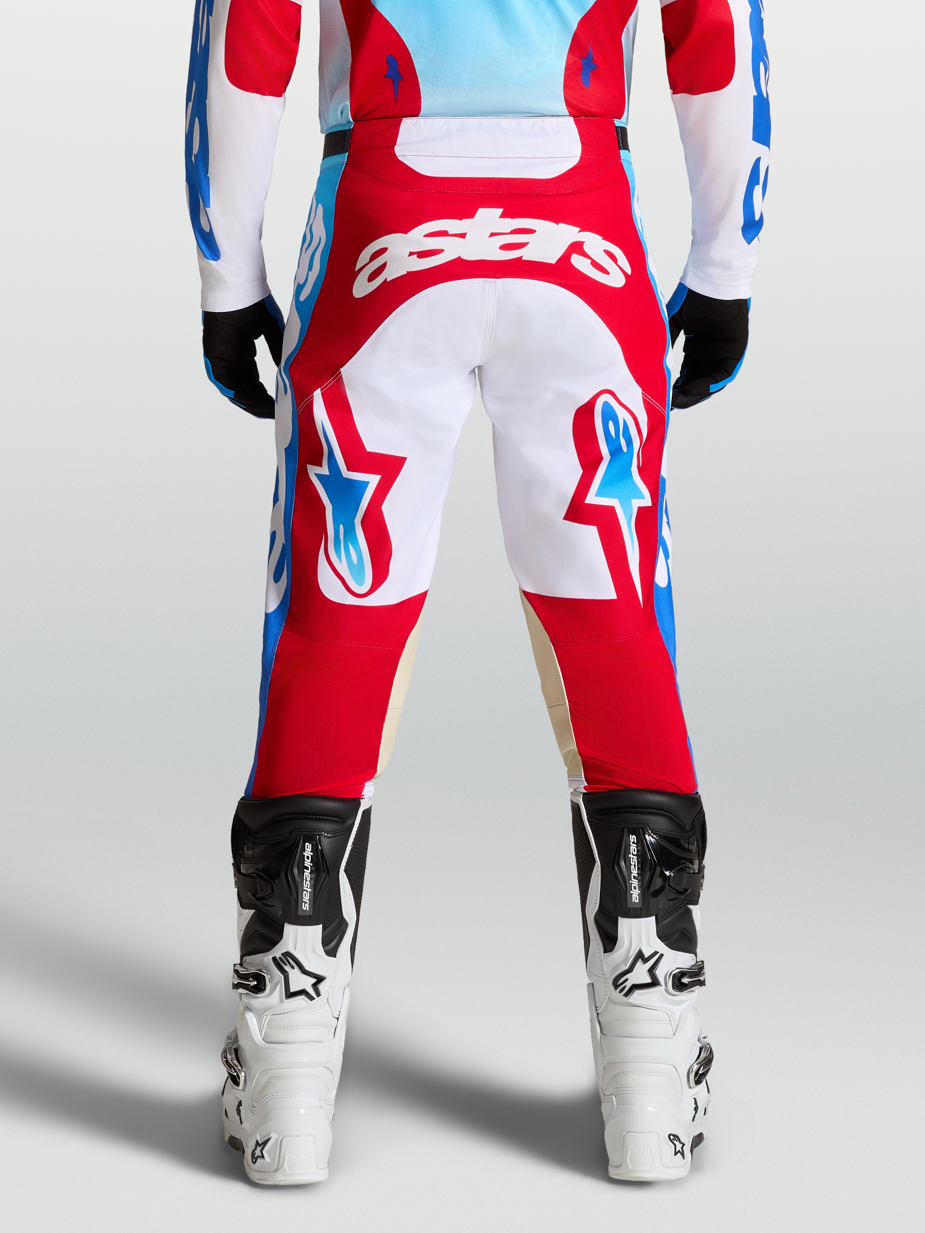 Alpinestars Calças Racer Hunt, calças de motocross para homem, vermelhas e brancas, vista traseira, construção de pernas pré-curvada