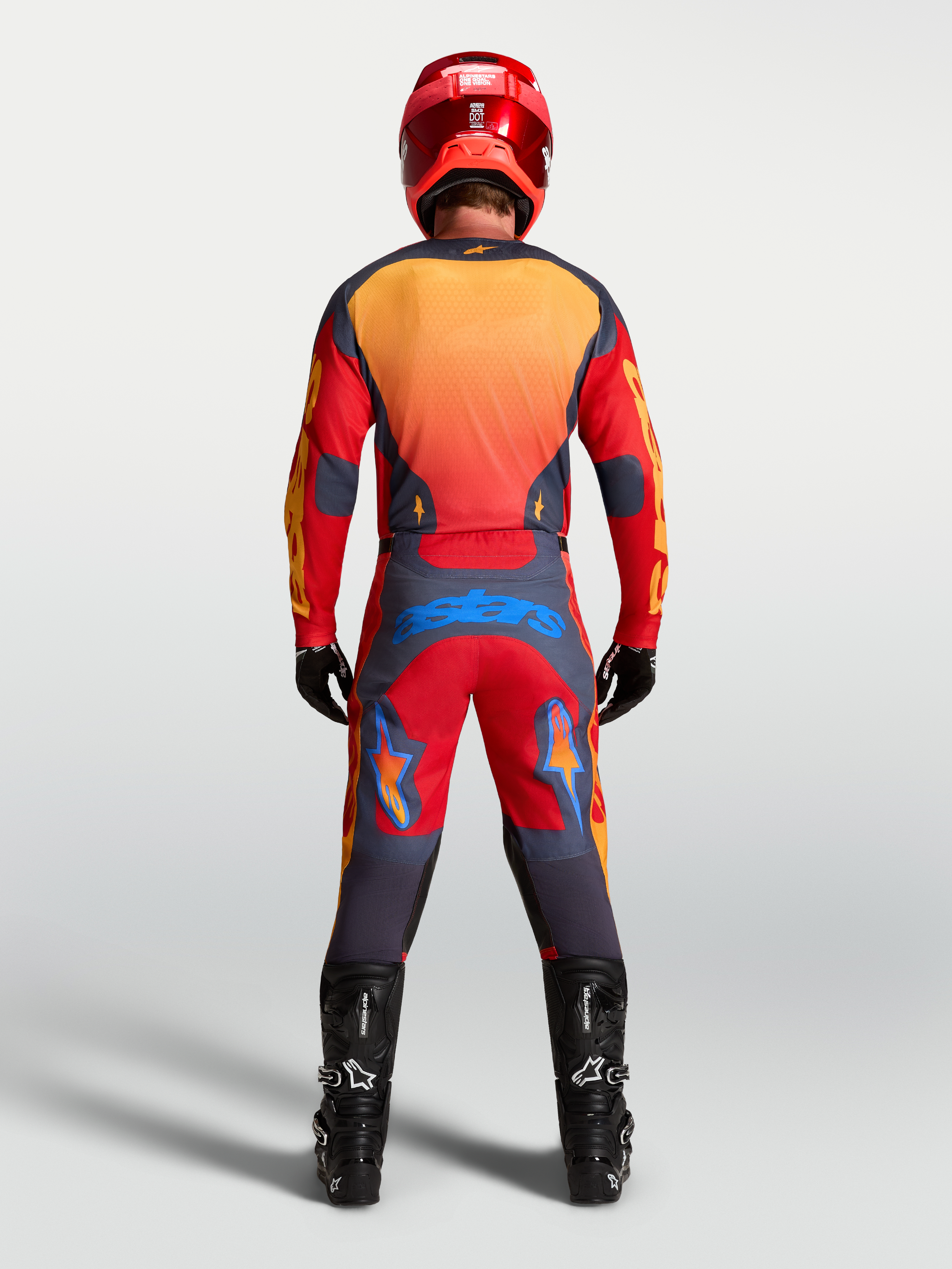 Camisola Alpinestars Racer Hunt, equipamento de motocross para homem, vermelha e cinzenta, tecido respirável, vista traseira.