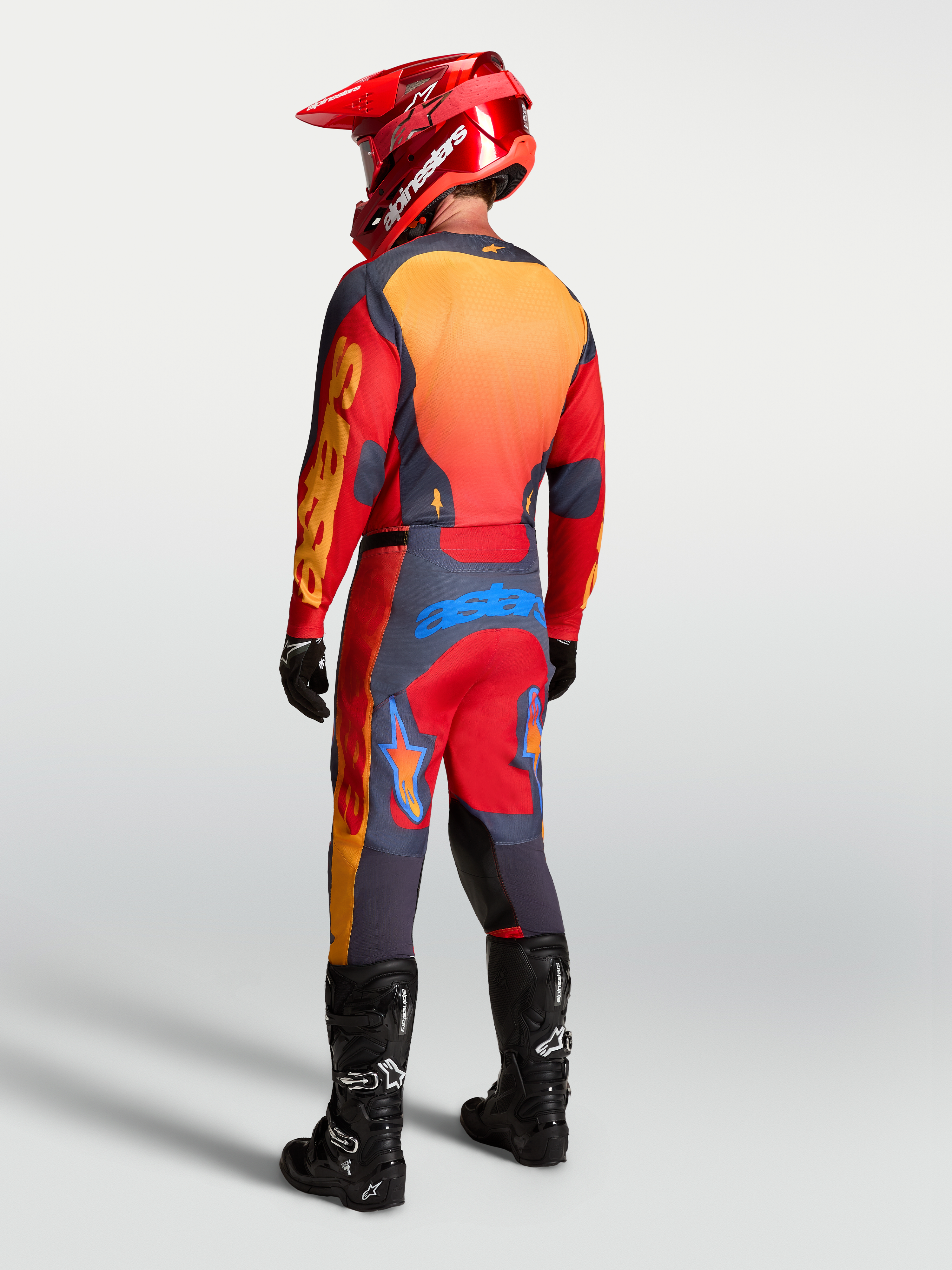 Camisola Alpinestars Racer Hunt, camisola de motocross para homem, vermelha e cinzenta, vista traseira com ajuste de corrida e painéis ventilados.